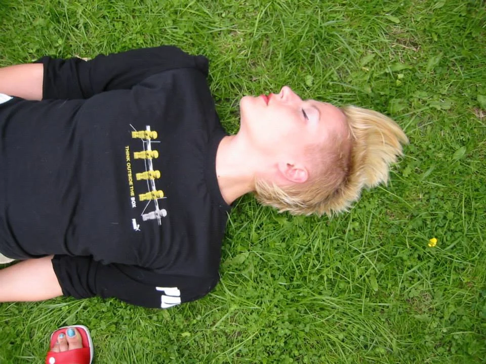 Side view of a blonde undercut